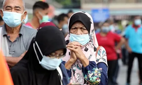 Số ca mắc mới Covid-19 tại Malaysia tăng mạnh, giới chức y tế khuyến cáo đeo khẩu trang