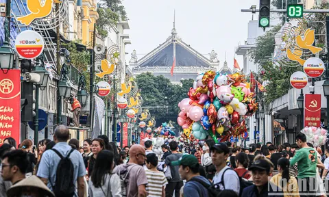 Phố đi bộ hồ Gươm đông đúc ngày cuối kỳ nghỉ Tết Dương lịch 2024