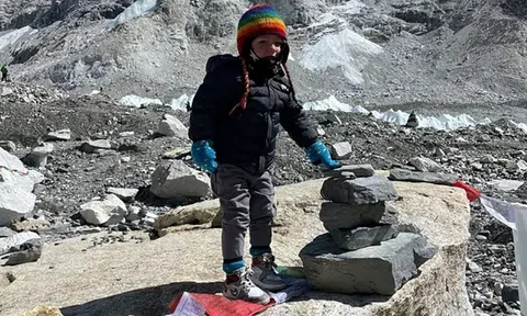 Cậu bé 2 tuổi và chuyến đi tới Everest