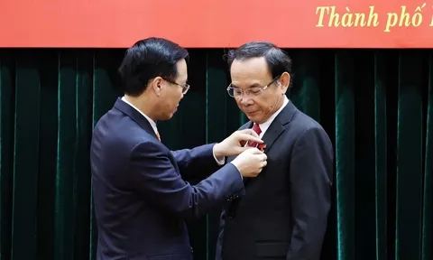 Chủ tịch nước trao Huy hiệu 45 năm tuổi Đảng cho Bí thư Thành ủy TP Hồ Chí Minh