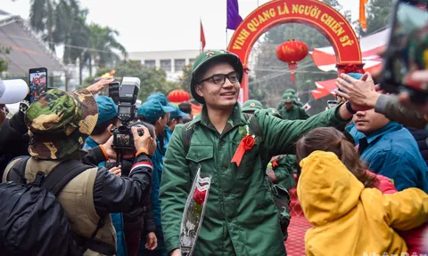 Xúc động khoảnh khắc ngày tân binh lên đường nhập ngũ