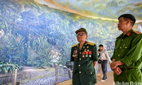 Cựu chiến binh, du khách xúc động xem tranh Panorama tái hiện Chiến dịch Điện Biên Phủ