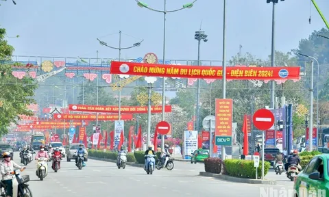 Đường phố Điện Biên Phủ rực rỡ cờ hoa chào đón Năm Du lịch Quốc gia Điện Biên 2024
