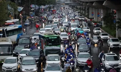 Hà Nội: Mưa lớn gây ùn tắc giao thông nhiều tuyến đường đầu giờ sáng