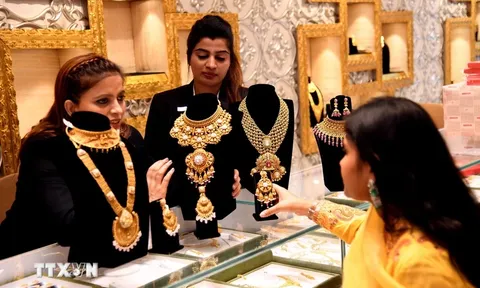Giá vàng thế giới khởi sắc sau quyết định giữ nguyên lãi suất của Fed