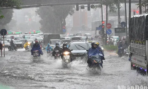 Mưa lớn đầu giờ sáng, nhiều tuyến đường Hà Nội ngập cục bộ