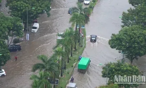 Nhiều tuyến phố, khu dân cư ở Hà Nội ngập sâu do mưa kéo dài