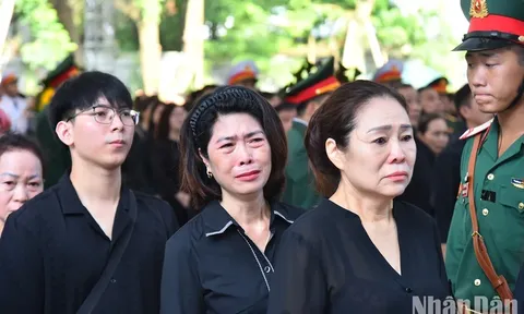 Người dân xếp hàng từ sáng sớm viếng Tổng Bí thư Nguyễn Phú Trọng