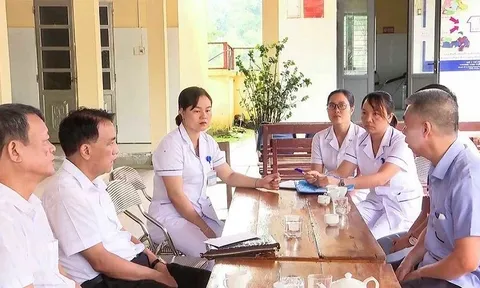 Lập trạm y tế lưu động phòng bệnh cho người dân nơi lũ quét Mường Pồn