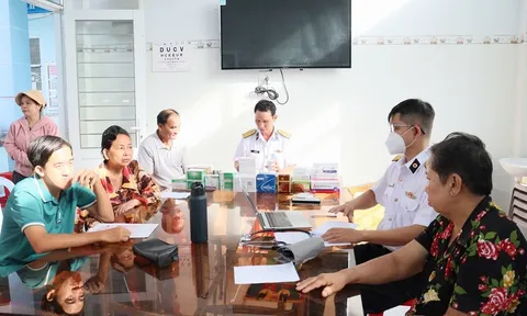 Bộ Tư lệnh Vùng 5 Hải quân phối hợp Trạm y tế khám bệnh, cấp thuốc miễn phí cho nhân dân trên địa bàn xã Năm Căn, tỉnh Cà Mau.