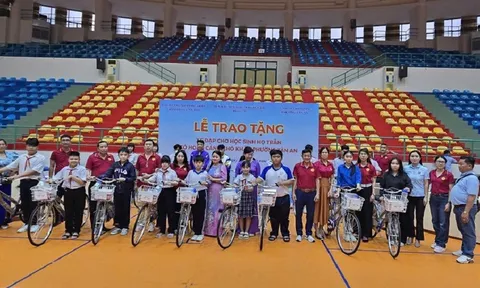 Hội Doanh nhân họ Trần TP Cần Thơ trao tặng xe đạp và học bổng cho học sinh khó khăn