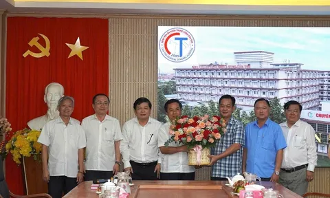 Đảng ủy UBND TP Cần Thơ đến thăm bệnh nhân ghép tạng từ người hiến chết não tại Bệnh viện Đa khoa Trung ương Cần Thơ