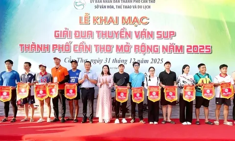 Cần Thơ: Sôi nổi khai mạc Giải đua thuyền ván SUP mở rộng năm 2025