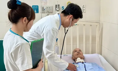 Lấy hóc dị vật đường thở kéo dài ở cụ ông 73 tuổi