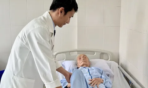 Cụ bà 87 tuổi có thể đi lại sau 5 ngày thay khớp háng