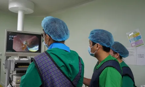 Lấy xương cá dài 3cm xuyên vào đường mật