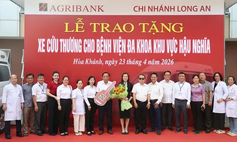 Agribank Chi nhánh Long An trao tặng xe cứu thương trị giá 1,2 tỷ đồng cho Bệnh viện Đa khoa Khu vực Hậu Nghĩa