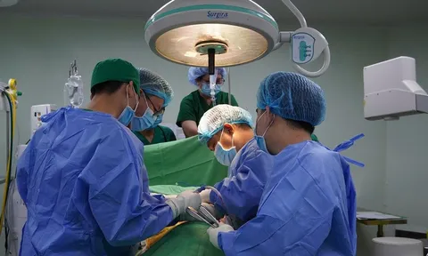 Phẩu thuật thành công bệnh nhân bị dị vật xuyên thành bụng do máy bắn đinh