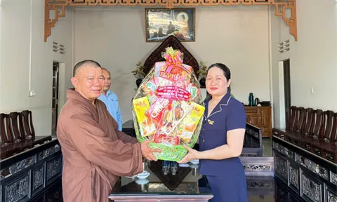 Lãnh đạo xã Tuy Phước Bắc thăm, chúc mừng các cơ sở Phật giáo dịp Đại lễ Phật đản 2026