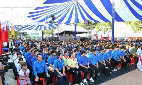 Agribank đồng hành lan tỏa lối sống xanh qua Chương trình “Đổi rác lấy quà” tại TP.Cần Thơ.