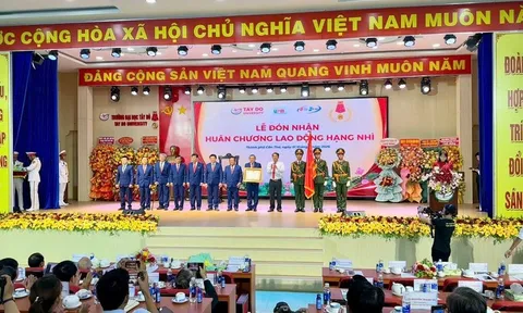Trường Đại học Tây Đô vinh dự đón nhận Huân chương Lao động hạng Nhì