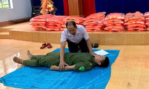 Tuyên truyền an toàn giao thông và trao tặng áo phao cho người dân vùng sông nước tại Gia Lai