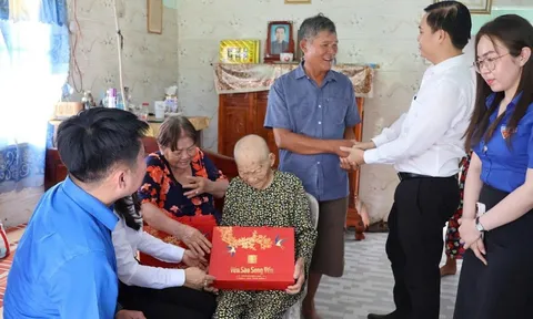 Agribank Chi nhánh Bắc Long An thăm và tặng quà Mẹ Việt Nam Anh hùng