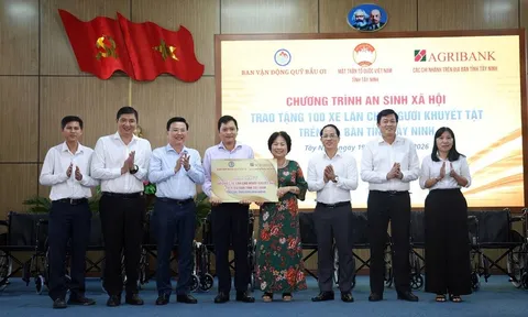 Các chi nhánh Agribank trên địa bàn tỉnh Tây Ninh trao tặng 100 xe lăn cho người khuyết tật