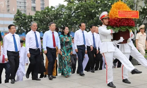 Lãnh đạo TP. Hồ Chí Minh dâng hương, dâng hoa tưởng niệm Chủ tịch Hồ Chí Minh và Chủ tịch Tôn Đức Thắng.