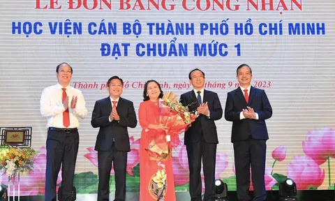 Học viện Cán bộ TP. Hồ Chí Minh đón nhận Bằng công nhận đạt chuẩn mức 1