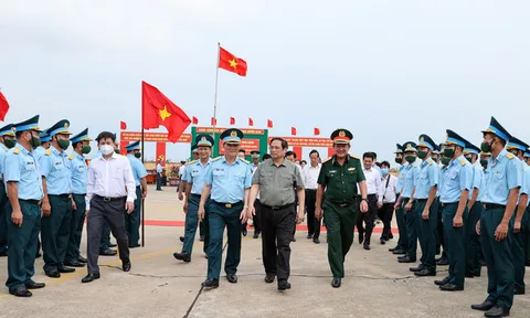 Thủ tướng khảo sát sân bay quân sự Thành Sơn, thăm Trung đoàn Không quân 937