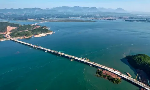 Cận cảnh cây cầu vượt biển dài nhất Quảng Ninh đang hối hả hoàn thiện những hạng mục cuối cùng