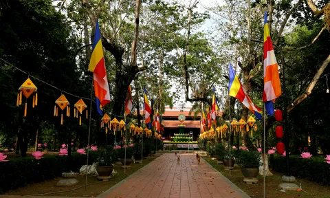 Huế trang hoàng đón Phật đản