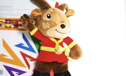 Du khách thích thú với các sản phẩm lưu niệm có chủ đề SEA Games