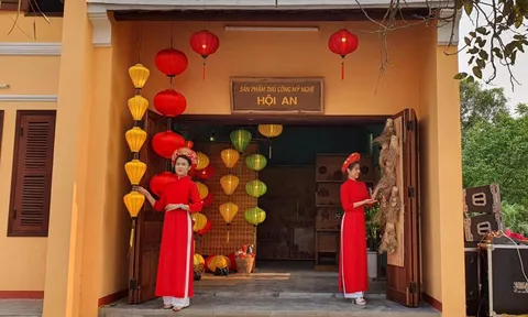 Ảnh: Phiên bản phố cổ Hội An tại Thanh Hóa thu hút nhiều người đến vui chơi chụp ảnh