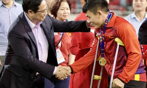 Lãnh đạo Đảng, Nhà nước trao huy chương tặng các đội tuyển bóng đá nam