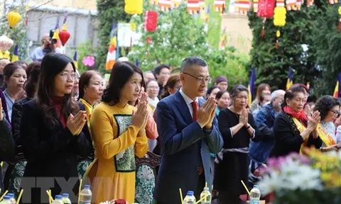 Bà con phật tử tại Đức mừng Đại lễ Phật đản Phật lịch 2566