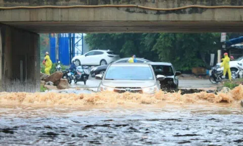 Cận cảnh nhiều xe sang Mercedes ngập sâu trong nước sau mưa lớn ở Hà Nội