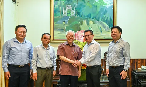 Tổng Bí thư Nguyễn Phú Trọng tặng hoa, chúc mừng Báo Nhân Dân