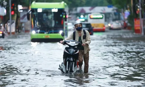 Sức ép từ ‘cuộc đua’ hạ tầng: Hà Nội khổ sở với điệp khúc tắc, ngập