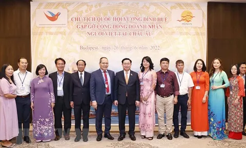 Chủ tịch Quốc hội gặp gỡ cộng đồng doanh nhân người Việt tại châu Âu
