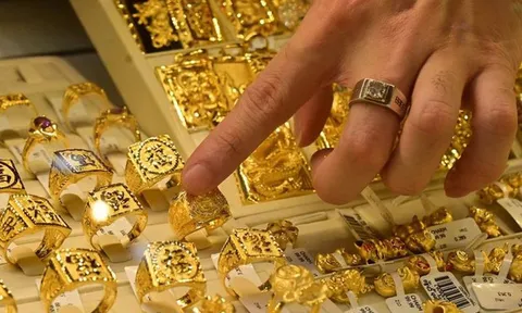 Giá vàng sụt giảm, khó "tỏa sáng" trong ngắn hạn
