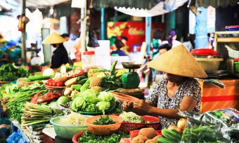 Thời tiết nắng nóng, giá rau xanh tại chợ truyền thống tăng chóng mặt