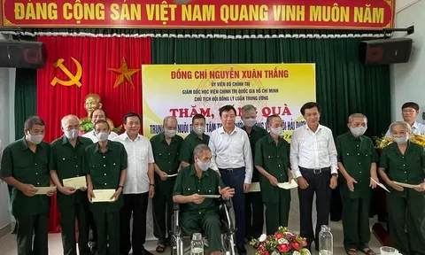 Đồng chí Nguyễn Xuân Thắng thăm, tặng quà người có công ở Hải Dương