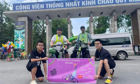 Cậu bé đạp xe 800 km ra thăm Hà Nội