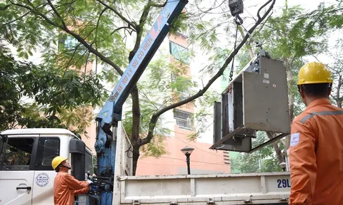 Hà Nội mất điện diện rộng, người dân xoay sở khắc phục sự cố