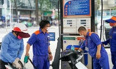 Giá xăng, dầu giảm hơn 3.000 đồng một lít