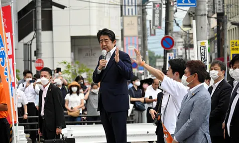 Cựu thủ tướng Nhật Shinzo Abe 'bị bắn vào ngực'