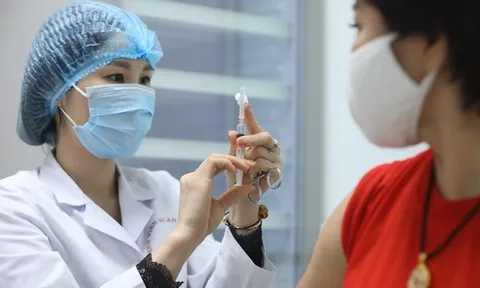 Thủ tướng chỉ đạo đẩy nhanh tiêm vaccine khi số ca COVID-19 tăng lại