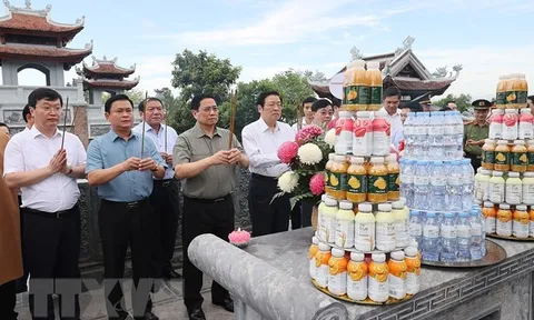 Thủ tướng tưởng niệm Chủ tịch Hồ Chí Minh và các liệt sỹ ở Nghệ An